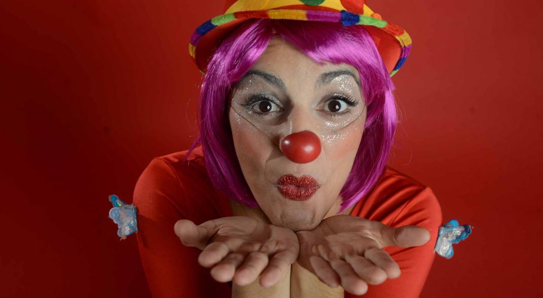 La payasa Alhelí pasó al teatro: Transformación de una artista sensible | VOS