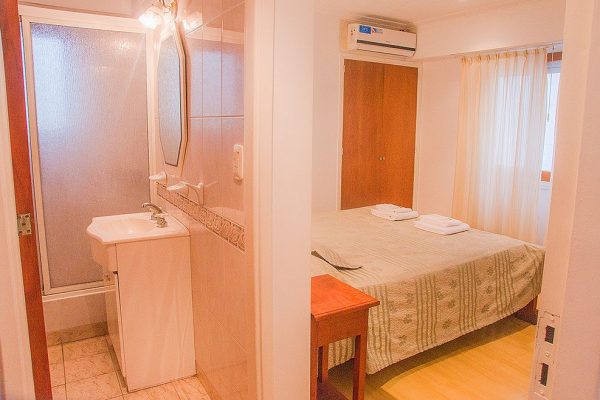 Hotel-C-y-R-baño y habitacion